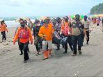 tim-sar-gabungan-mengevakuasi-korban-tenggelam-di-pantai-suwuk-kebumen-senin-312022.jpg