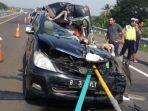 totoya-innova-rusak-parah-setelah-menabrak-truk-hino-di-tol-batang-pemalang.jpg