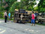 truk-bermuatan-batu-kali-terguling-di-desa-majasari-purbalingga.jpg