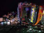 truk-diseruduk-bus-agra-mas-di-tol-kendal.jpg