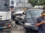 truk-kontainer-tabrak-dua-mobil-pikap-di-depan-pasar-bandarjo-kabupaten-semarang.jpg