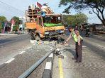 truk-pengangkut-motor-tabrak-median-jalan-di-demak.jpg