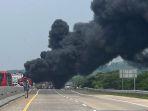 Ngerinya, Truk Wingbox Muatan Plastik Gulung Terbakar di Tol KM 358 Batang - Semarang, Asap Ngebul