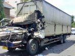 Sopir Ketiduran, Truk Tronton Tabrak Truk Berhenti di Jalan Pantura Kendal
