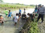 warga-dan-babinsa-koramil-09kawunganten.jpg
