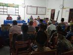 warga-dan-pemdes-guwo-pati-mengadakan-musyawarah-desa-membahas-pju-yang-dicabut.jpg