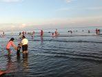 wisatawan-memadati-pantai-ngebum-desa-mororejo-kaliwungu-kendal-minggu-2722022.jpg