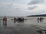 wisatawan-teluk-penyu-cilacap-saat-cuaca-mendung-atau-berawan.jpg