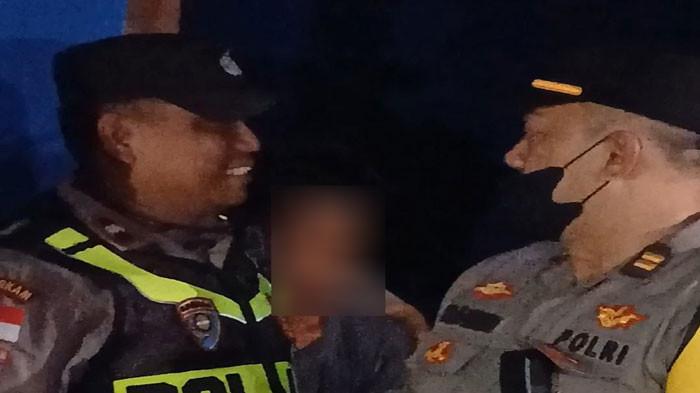 DIBAWA POLISI - ABK kapal ikan asal Sumut, ASH saat hendak dibawa polisi ke Polsek Siantan di Anambas usai dikepung warga di Pos Penjagaan Pelabuhan Perikanan Antang, Sabtu (30/5/2026) malam