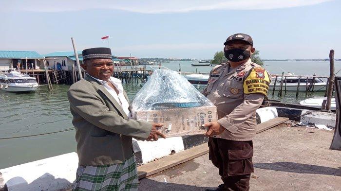 Sambut Ramadhan, Kapolsek Sekupang Serahkan Bantuan Kipas Angin ke Masjid Nurul Iman