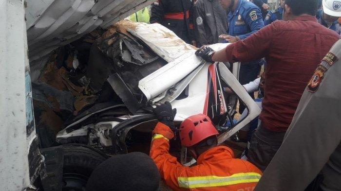 DETIK-DETIK Avanza Terbang Puluhan Meter Saat Tabrakan dengan Truk Tronton di Tol Cipularang