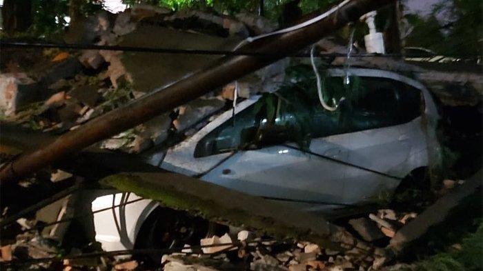 TEREKAM CCTv, Detik-detik Tembok Runtuh Timpa 2 Mobil Setelah Dihantam Pohon Tumbang