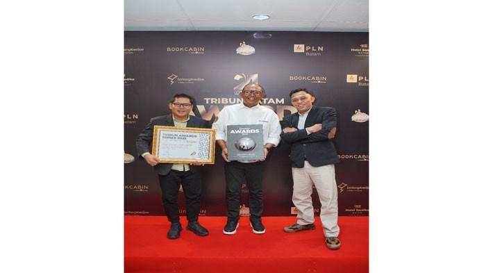 Rizki Faisal Terima Tribun Batam Awards 2025 sebagai Tokoh Progresif Inovasi Layanan Hukum