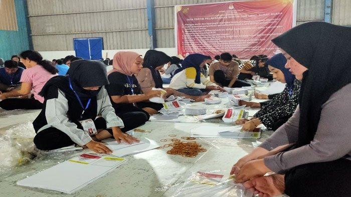 KPU Batam Libatkan Ratusan Orang untuk Sortir dan Lipat Surat Suara Pemilu 2024