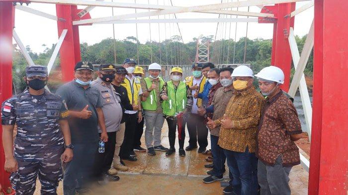 Wakil Bupati dan Anggota DPR Cen Sui Lan Resmikan Jembatan Gantung Segeram di Natuna