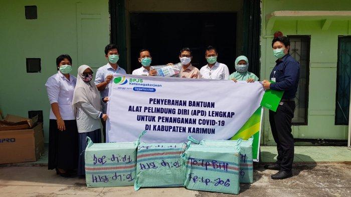 Bantu Tangani Covid-19, BPJAMSOSTEK Karimun Serahkan 20 Set APD ke RSUD Muhammad Sani