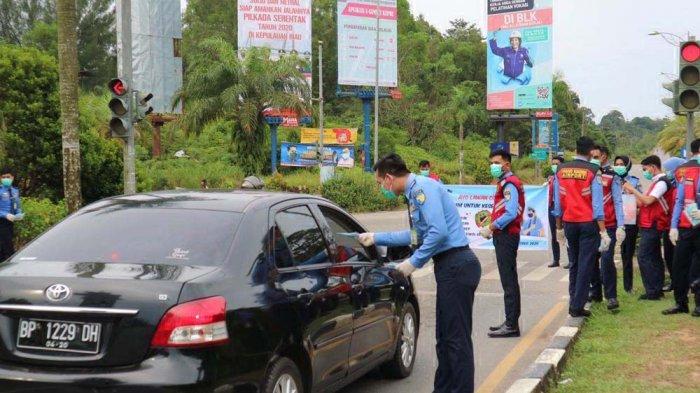 Prevent Covid-19, Batam's Avsec of Hang Nadim Airport Distributes 300 Masks for Riders