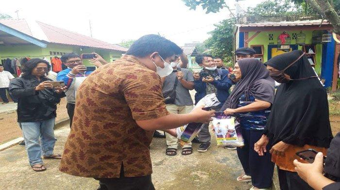 Roby Beri Bantuan Beras ke Warga Terdampak Banjir di Bintan dari Kantong Pribadi