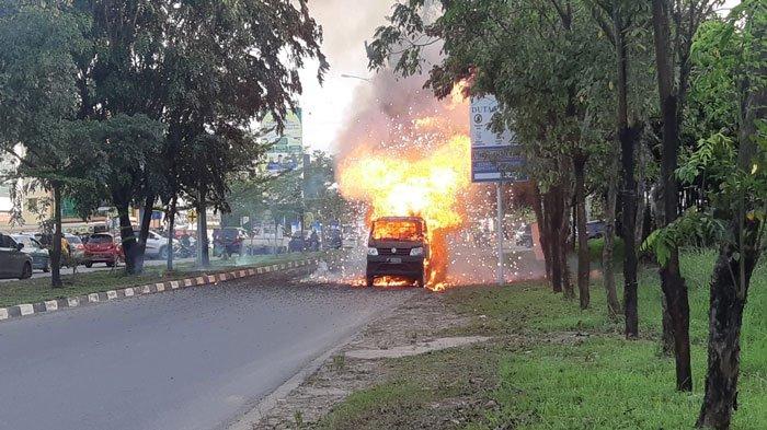BREAKING NEWS, Mobil Pikap Terbakar di Simpang Kaliban Batam, Sempat Ada Ledakan