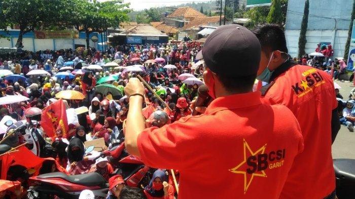 Ribuan Buruh di Garut Berdemo Tolak UU Cipta Kerja, Jalan Bandung-Garut Pun Ditutup