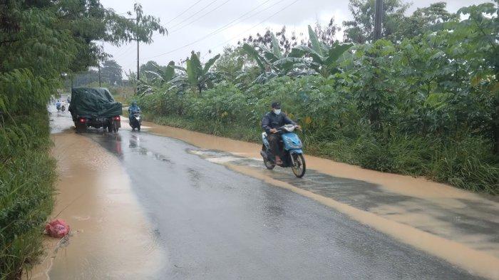 Hujan Deras Sejak Pagi, Jalan Menuju Pelabuhan Sagulung Batam Tergenang