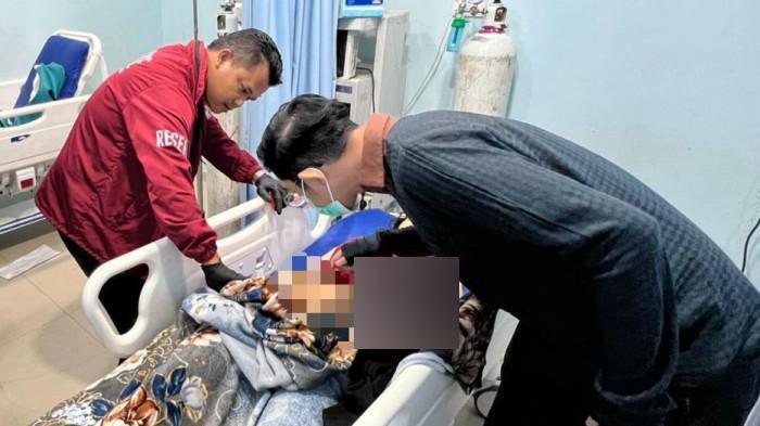 EVAKUASI JENAZAH - Polisi saat mengevakuasi jenazah JPB (21) dari rumah sakit di Batam. JPB sebelumnya ditemukan tak sadarkan diri di kamar mandi kosannya. Saat tiba di rumah sakit, wanita muda itu dinyatakan sudah meninggal dunia.