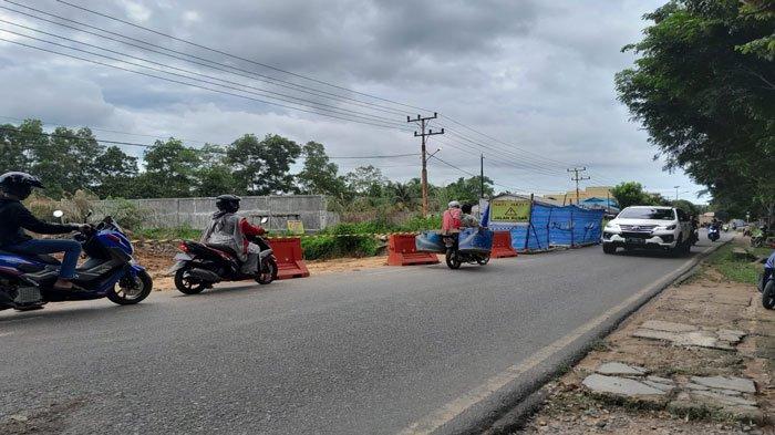 Perbaikan Jalan Amblas di KM 24 Bintan Timur, 2 Alat Berat Diturunkan ke Lokasi