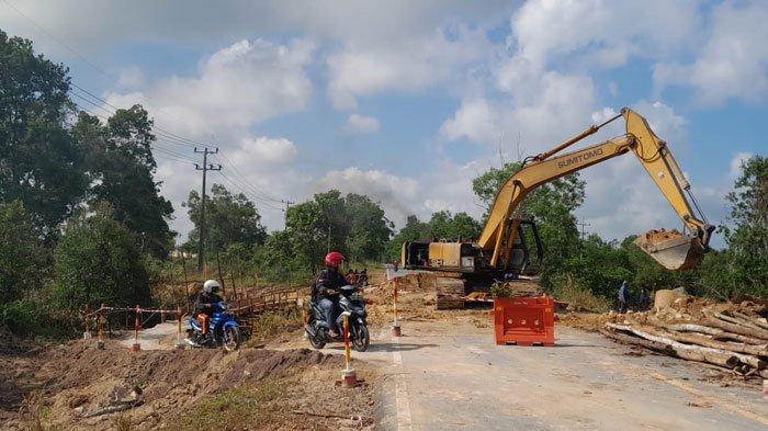 Alat Berat Diturunkan, Jalan Amblas di Lintas Barat Bintan Mulai Diperbaiki