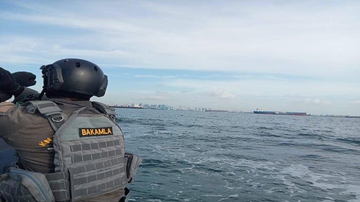 KN Tanjung Datu Bakamla Usir 5 Kapal Ikan China Lego Jangkar di Tanjung Berakit