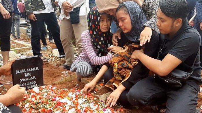 VIDEO Suasana Haru Pemakaman Akbar Alamsyah, Korban Demo RUU KUHP