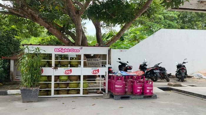 GAS 3 KG HABIS - Informasi gas 3 KG habis dipasang pihak SPBU di Batam, Sabtu (11/10/2025).