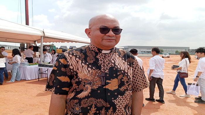 ROMO PASCHAL - Tokoh masyarakat sekaligus pemerhati kemanusiaan Kepri Romo Pashcal saat memberikan keterangan atas kasus penganiayaan ART di Batam, Selasa (11/11/2025). Romo minta JPU bertindak atas dugaan kesaksian palsu yang diberikan Roslina saat jadi saksi untuk terdakwa Merliati di PN Batam, Senin (10/11/2025) lalu.