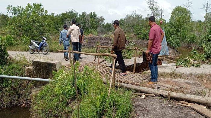 Jalan Amblas di Karimun Belum Diperbaiki, Warga Goro Bangun Jembatan Alternatif