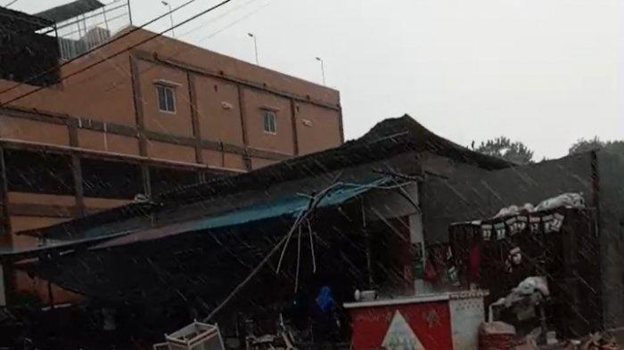 A Whirlwind (Angin Puting Beliung) Hit A Dozens of Houses In Bintan, 7 Badly Damaged.