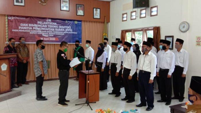 Lima Komisioner KPU Karimun Bagi Tugas, Lantik Petugas PPS, Gesa Tahapan Pilkada yang Tertunda