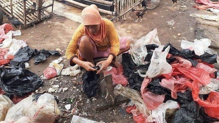 Kisah Ida, Pemulung yang Pinjam HP & Ngutang Tetangga Beli Kuota Internet Agar Anak Bisa Belajar