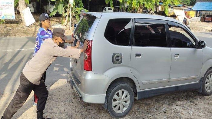 Aksi Bripka Komang Dorong Mobil Mogok di Tengah Jalan Tarik Perhatian Warga