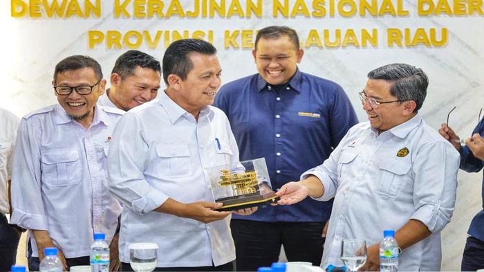 CENDERA MATA - Gubernur Kepri Ansar Ahmad menerima cendera mata dari Kepala Departemen Formalitas dan Komunikasi SKK Migas Perwakilan Sumbagut Yanin Kholison dalam pertemuan berlangsung di Gedung Dekranasda Kepri, Tanjungpinang, Rabu (13/5/2026). (Enji/DISKOMINFO KEPRI)