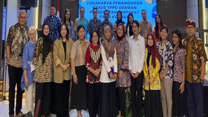 FOTO BERSAMA - Foto bersama pengurus Jaringan Safe Migrant Peduli Perempuan dan Anak Kota Batam. Safe Migrant desak Kejagung tinjau keputusan Kejari Batam soal penghentian kasus dugaan persetubuhan anak di Batam, dengan alasan pelaku telah menikahi korban.