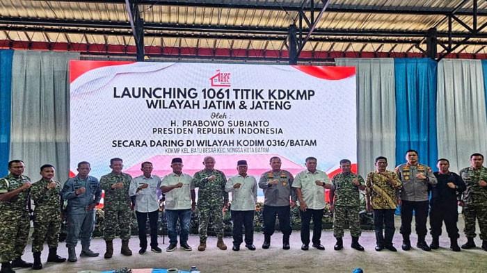 FOTO BERSAMA - Wakil Gubernur Kepri Nyanyang Haris Pratamura bersama Ketua DPRD Kepri, Wali Kota Batam, serta unsur Forkominda berfoto bersama usai mengikuti peluncuran 1.061 KDMP oleh Presiden Republik Indonesia secara virtual dari Pasar Hang Tuah, Batu Besar, Kota Batam, Sabtu (16/5/2026). (Uya/DISKOMINFO KEPRI)