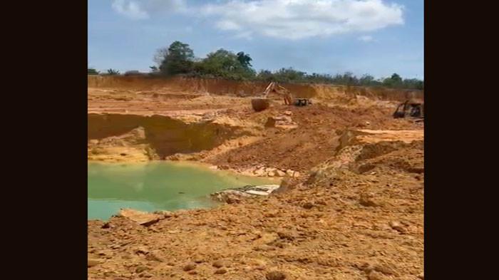 TUTUP LUBANG GALIAN - BP Batam tutup sejumlah lubang bekas galian tambang pasir di Kawasan Keselamatan Operasi Penerbangan (KKOP).