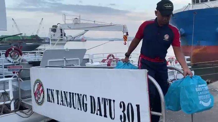 KN Tanjung Datu Sandar di Batam, Personel Bakamla Bagi-bagi Makanan ke Warga Sekitar