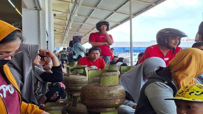 Warga Batam Rela Antre Berjam-jam Demi Dapat Gas Elpiji 3 Kg di Operasi Pasar Disperindag