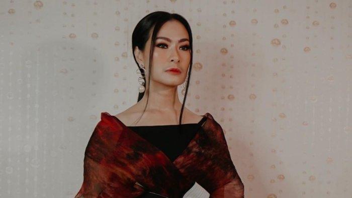 Nama Suaminya Terseret Kasus Ari Askhara, Iis Dahlia: Direktur Bawa Ini Itu, Bukan Urusan Pilotnya!