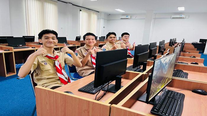 SISWA MAN IC - Senyum siswa MAN Insan Cendekia Batam usai dapat bantuan donasi 23 PC Desktop dari Tenaris