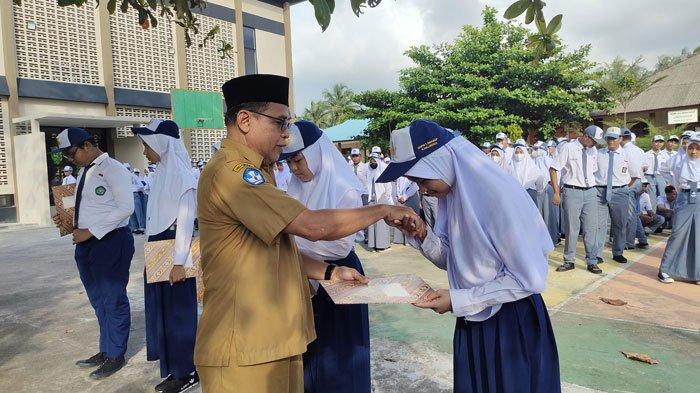 Raih Nilai Tertinggi, Lima Siswa Baru di SMAN 1 Singkep Lingga Dapat Reward