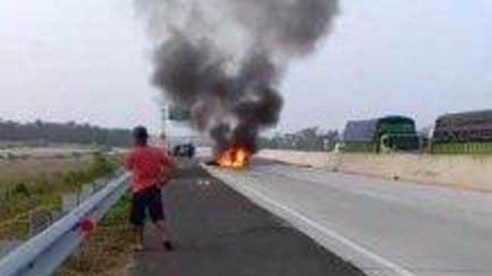 VIRAL! Detik-detik Sedan Civic Terbakar di Jalan, 2 Bocah Selamat dengan Wajah Bersimbah Darah