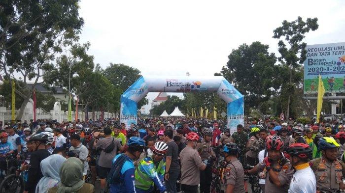 Ribuan orang mengikuti acara Batam Bersepeda di Dataran Engku Puteri Batam, Senin 20 Januari 2020.