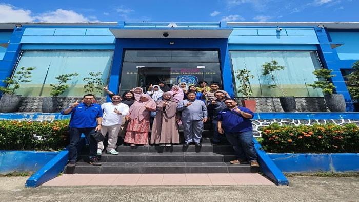 FOTO BERSAMA - Sejumlah alumni Smansa Batam 2007 foto bersama dengan guru-guru SMAN 1 Batam, Jumat (17/4/2026).