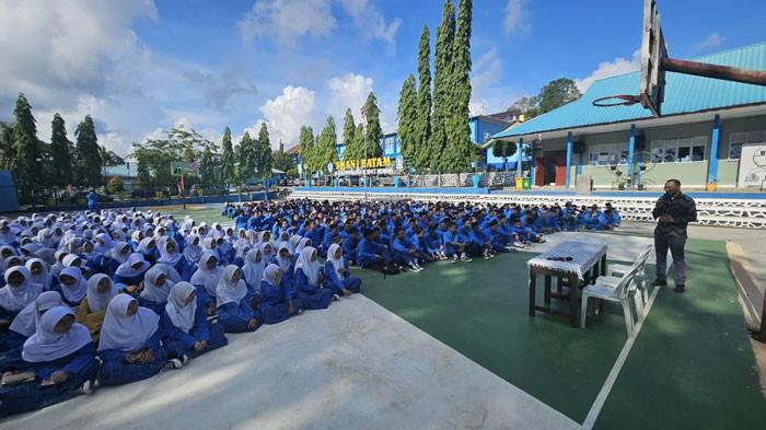 SMANSA MEMANGGIL - Prayogi Asmara, S.H., Ketua Alumni Smansa Batam, saat memberikan motivasi di depan ratusan siswa SMAN 1 Batam lewat program Smansa Memanggil, Jumat (17/4/2026).